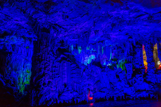 桂林芦笛岩景区芦笛岩