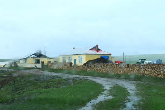 雨中的村庄农舍