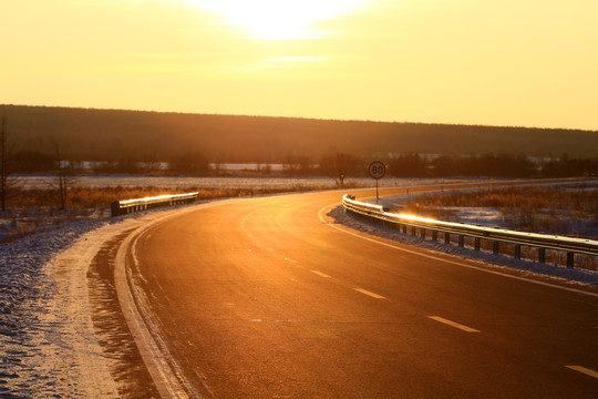 冬季林区公路夕照