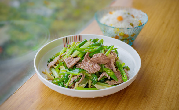 青椒芹菜炒牛肉