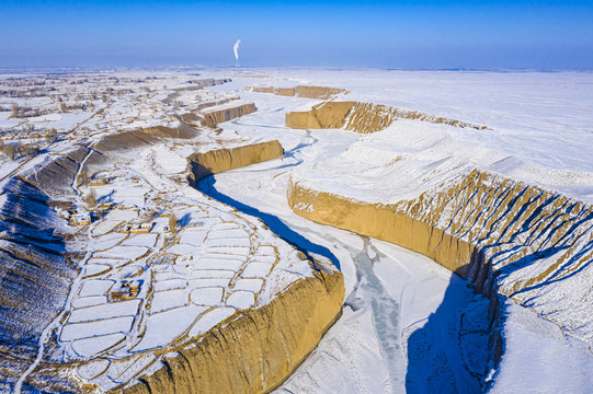 航拍峡谷雪景