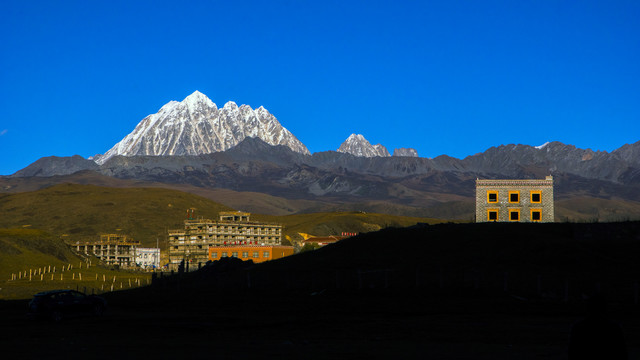 雪山与建筑背景