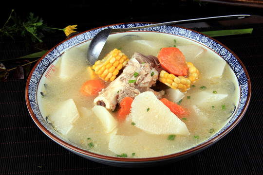 玉米萝卜龙骨汤