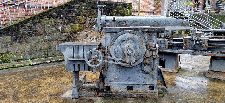 老旧工业机器