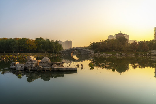 济宁南池园林景观和夕阳日落
