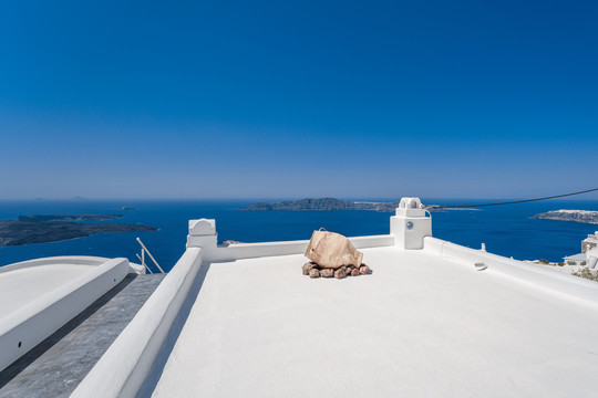 希腊圣托里尼海岛白色建筑屋顶