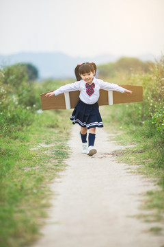 自由飞翔的女孩子