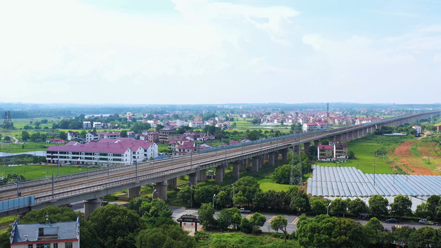 航拍横跨在农田上的铁路大桥