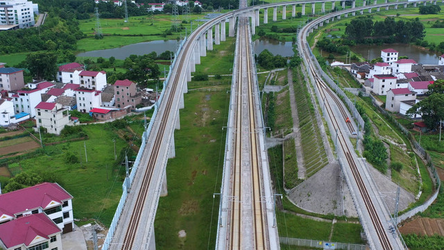 航拍横跨在农田上的铁路大桥