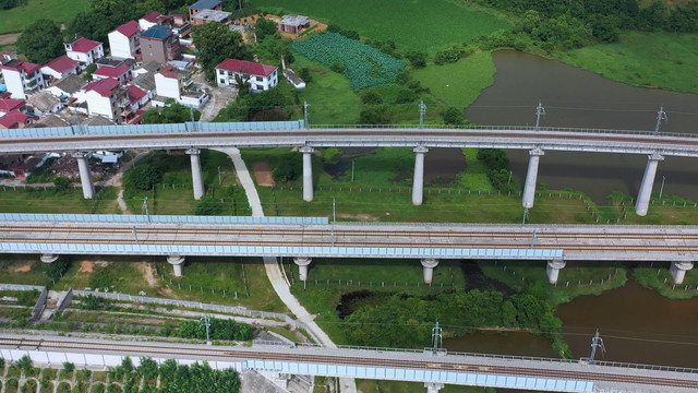 航拍横跨在农田上的铁路大桥