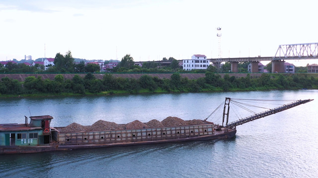 航拍一艘运砂船在吉安赣江中航行