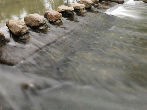 治理后河流河道景观汀步