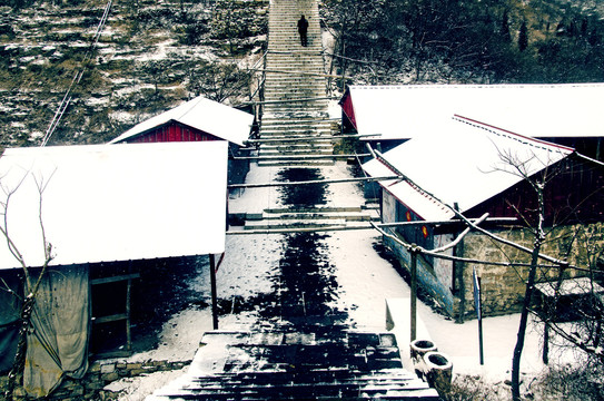 雪天登山路