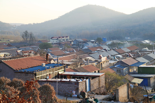 初冬早晨的小山村