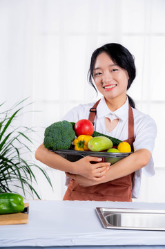 女孩在厨房准备食材