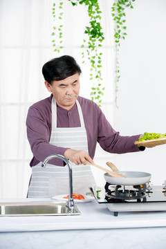 男性在厨房烹饪