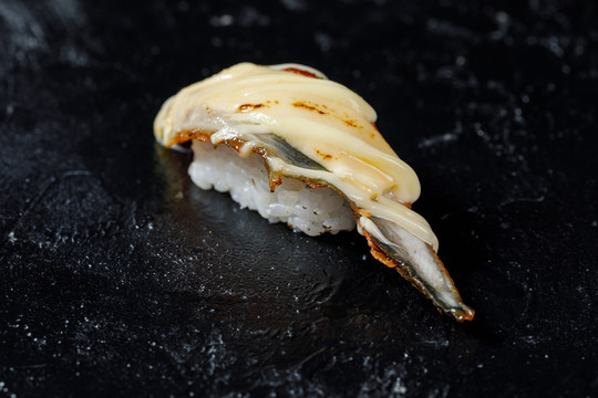 火炙芝士鳗鱼寿司