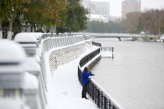 雪中垂钓