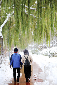 人在雪地中行走