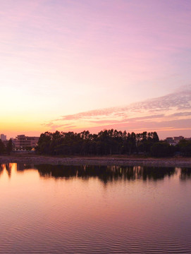 河水面夕阳