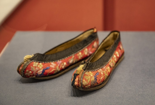 19世纪喜眉梢绣花鞋
