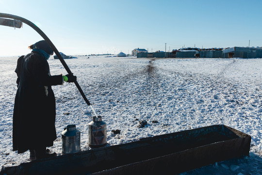 冬季牧场蒙古族奶桶