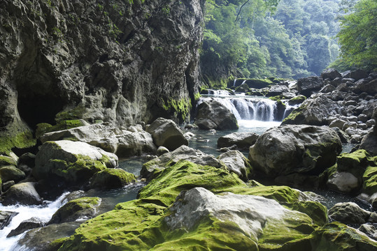 山間溪流