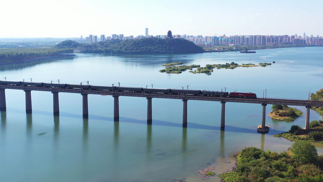 实拍在京九铁路大桥上行驶的火车