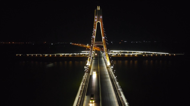 江西吉安市新井冈山大桥夜景