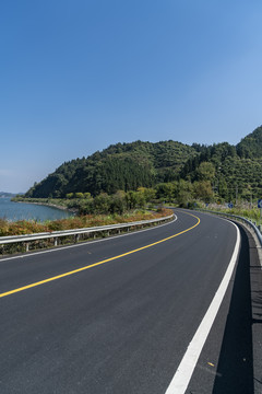 蜿蜒的山路