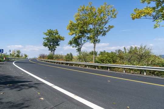 前进的道路和自然风光