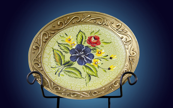 花卉彩绘瓷盘