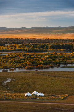 秋季傍晚湿地蒙古包
