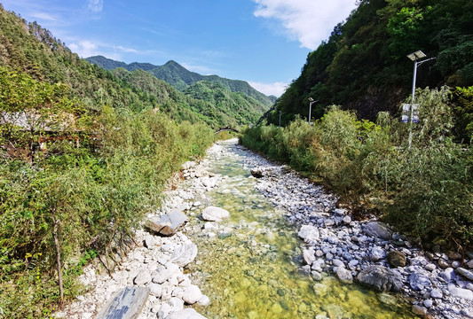 秦岭牛背梁的山溪