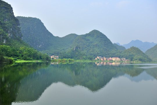 山峰湖泊