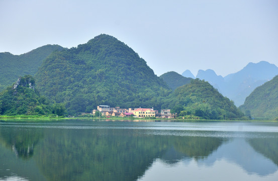 山峰湖泊