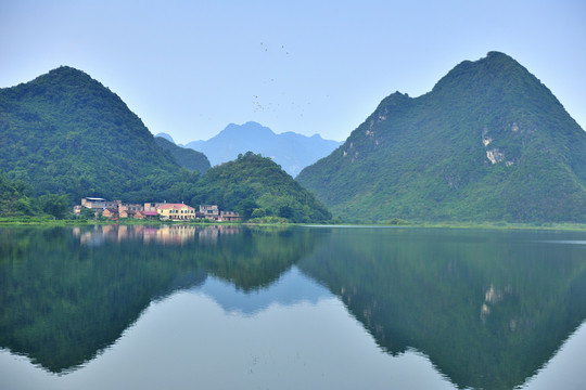 山峰湖泊