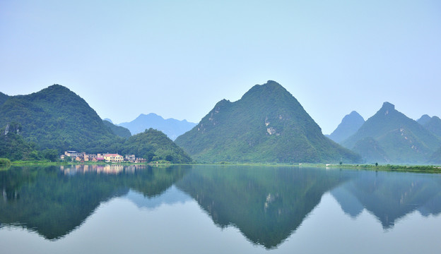 山峰湖泊