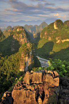 群峰与朝霞