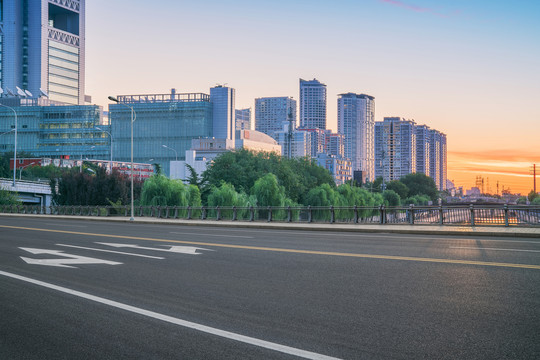 首都北京城市天际线和高速公路