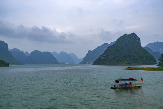 湖泊游船湖泊山水