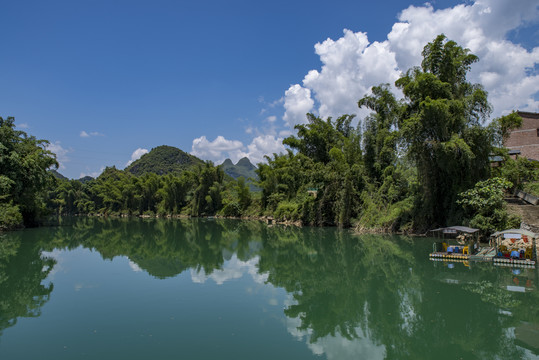 水面倒影蓝天白云湖面水面