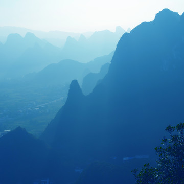 清晨蓝色山脉山景