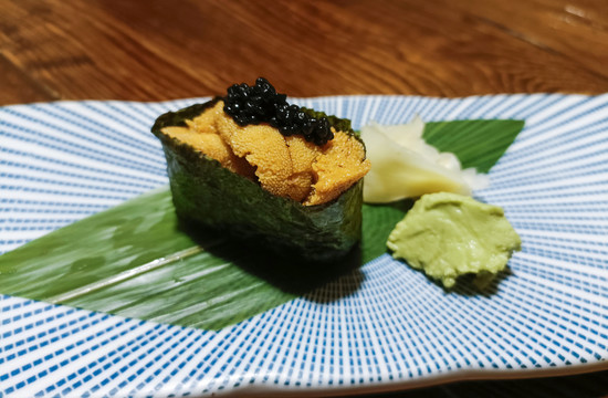 海胆寿司美食