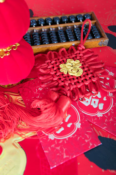 中國結和紅包及算盤和小燈籠