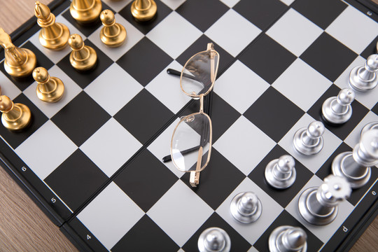棋子及双方之间的一副眼镜