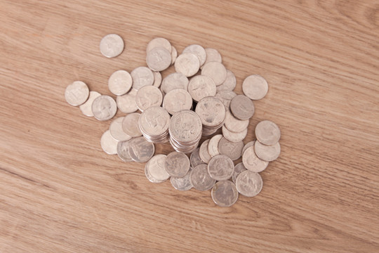 俯视拍摄桌子上一堆美元硬币