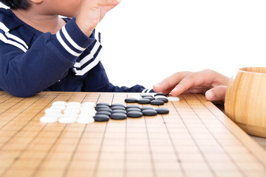小孩子在棋盘前练习下围棋