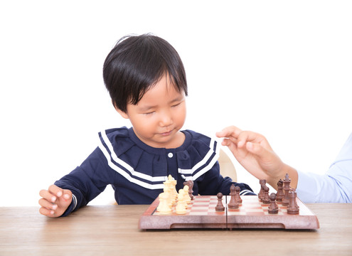 幼儿园的孩子在接受国际象棋教育