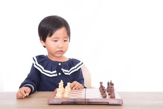 幼儿园的孩子在接受国际象棋教育